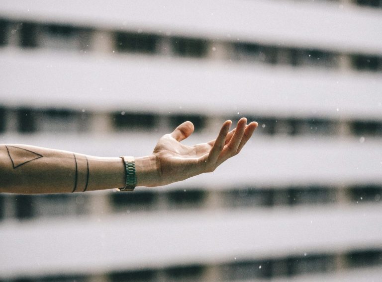 alex-wong-FIyiDmEVbnM-unsplash