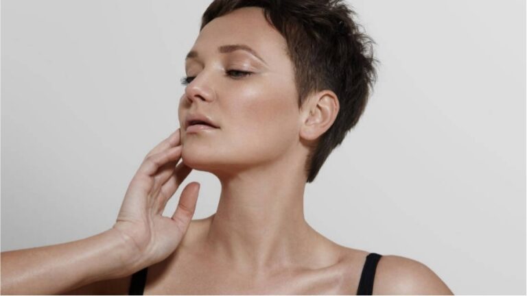 How to Use an EMS Facial Device for a Snatched Jawline in Just 5 Minutes